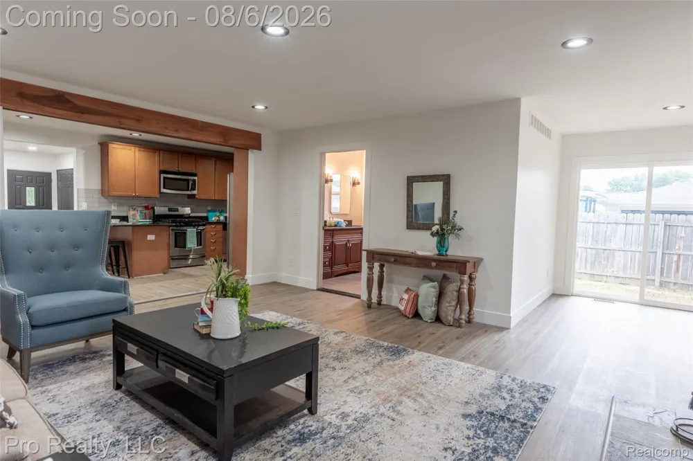 2256 Garry Drive Troy City, MI 48083