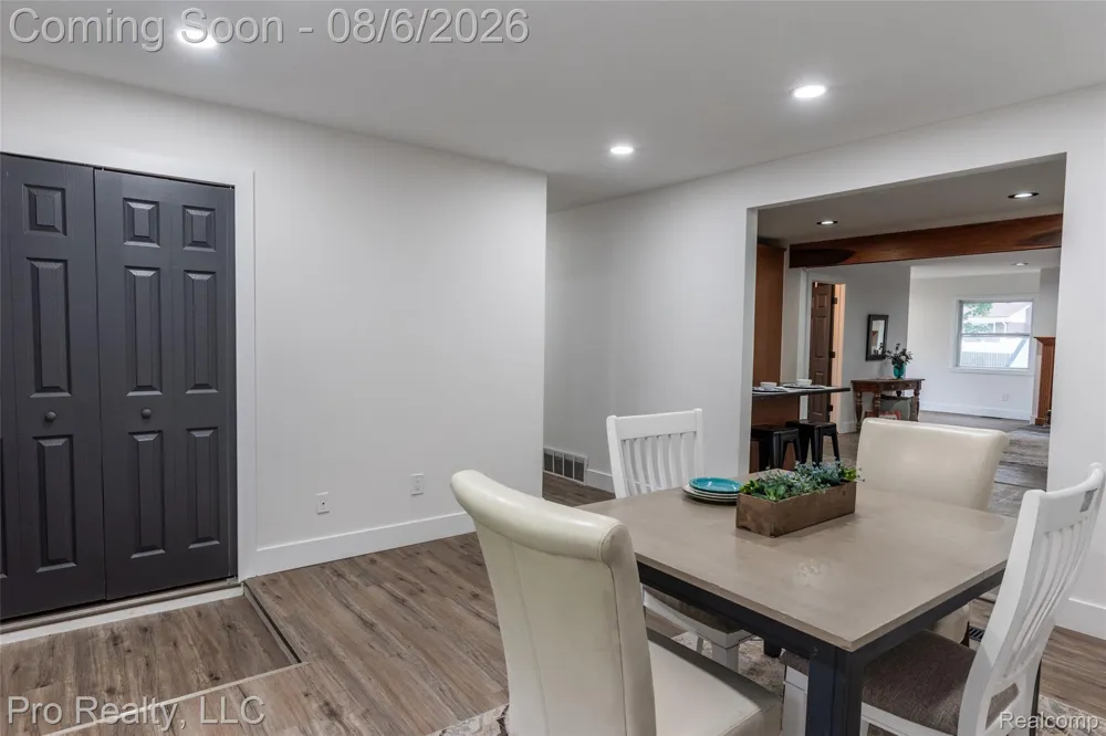 2256 Garry Drive Troy City, MI 48083