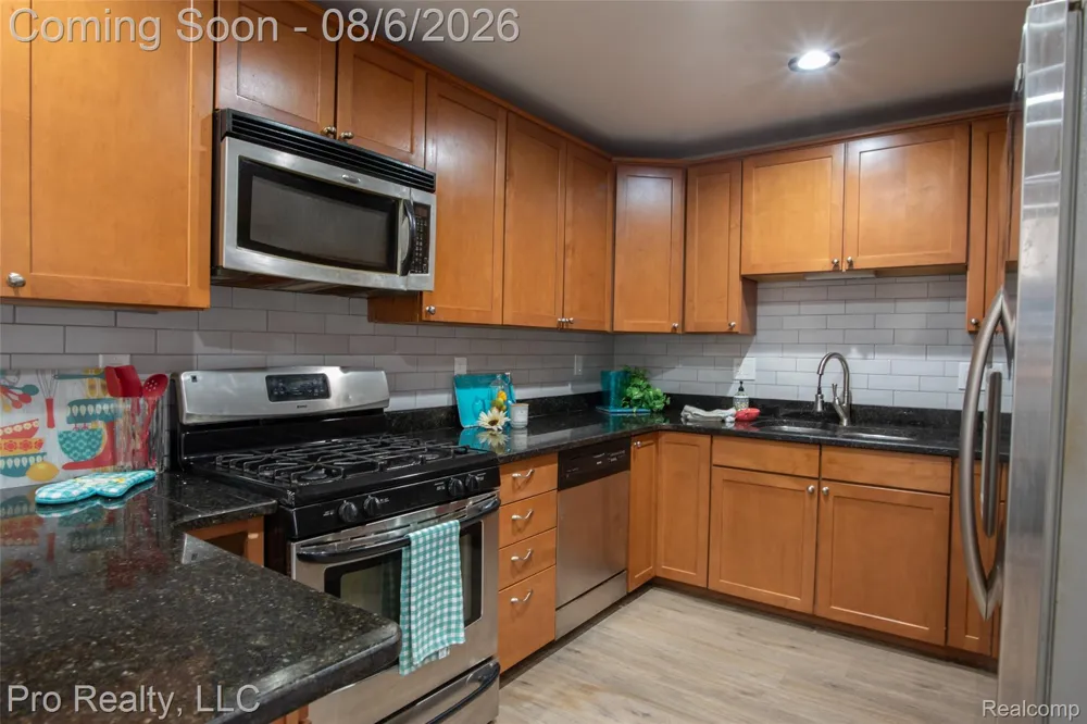 2256 Garry Drive Troy City, MI 48083