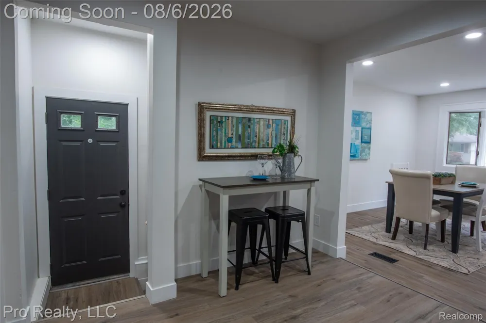 2256 Garry Drive Troy City, MI 48083