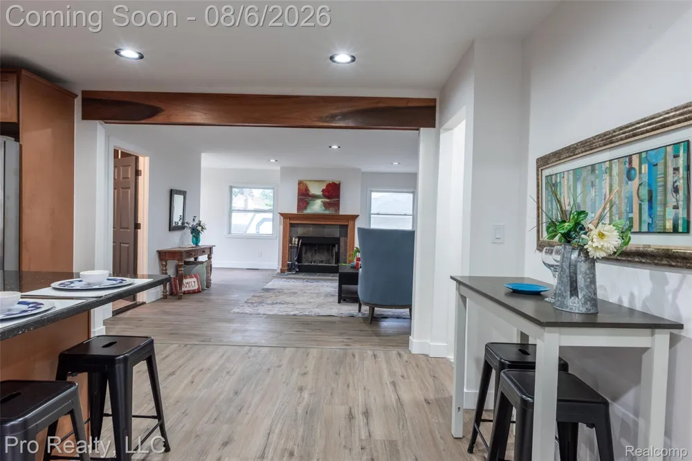 2256 Garry Drive Troy City, MI 48083