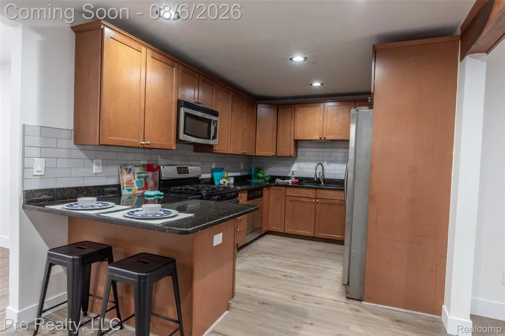 2256 Garry Drive Troy City, MI 48083