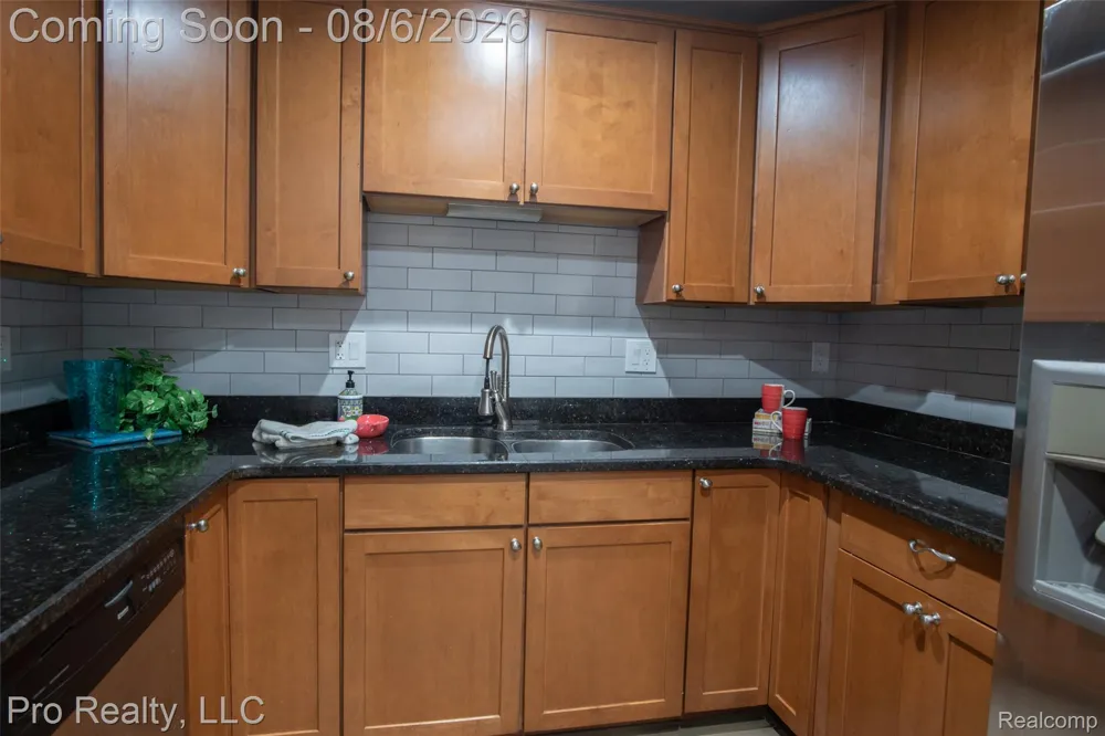 2256 Garry Drive Troy City, MI 48083
