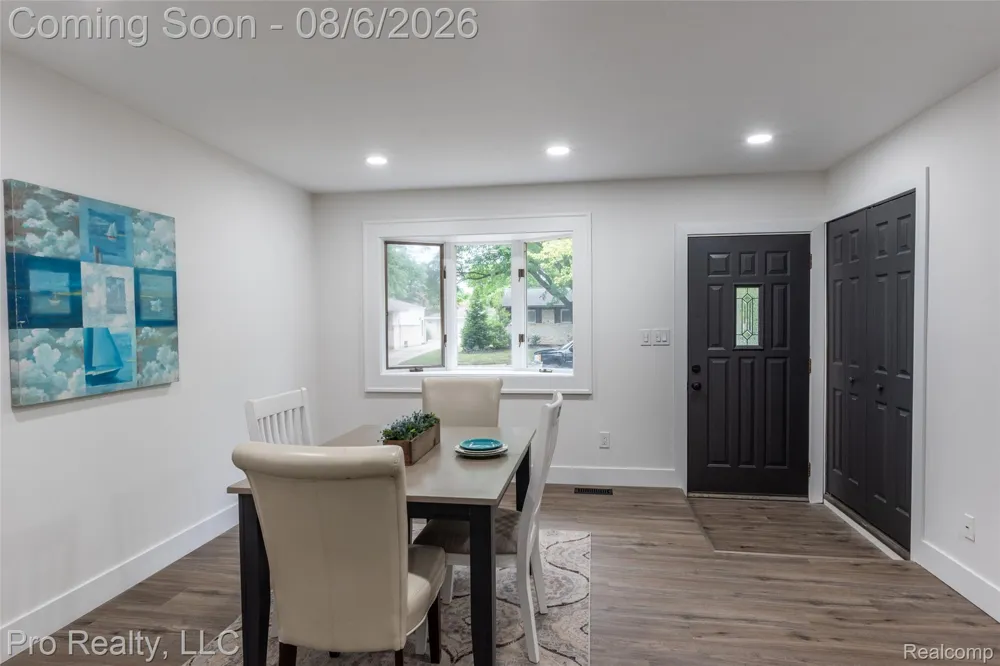 2256 Garry Drive Troy City, MI 48083