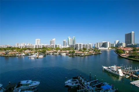 300 Three Islands Blvd #406