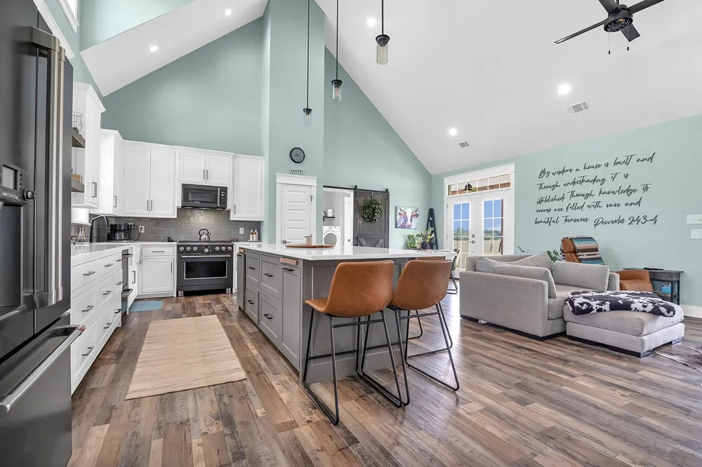 224 James King Road Zavalla, TX 75980