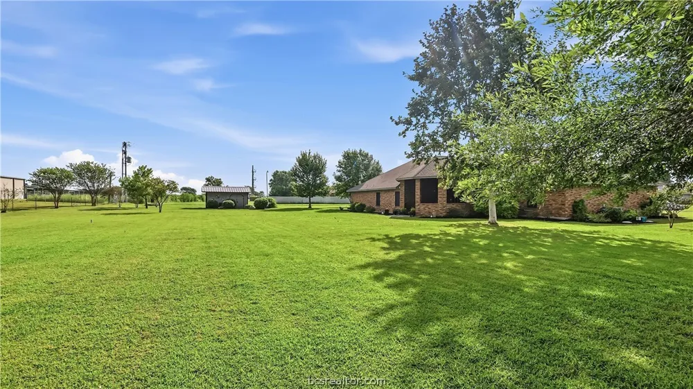 135 Apache Drive Franklin, TX 77856
