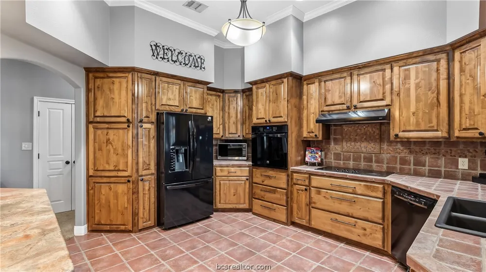 135 Apache Drive Franklin, TX 77856