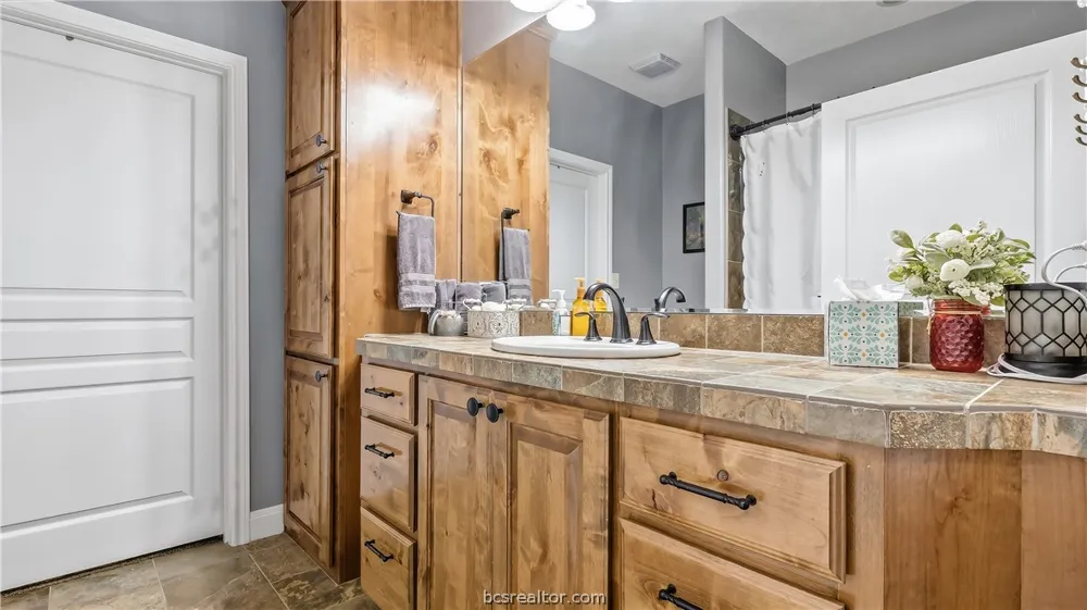 135 Apache Drive Franklin, TX 77856