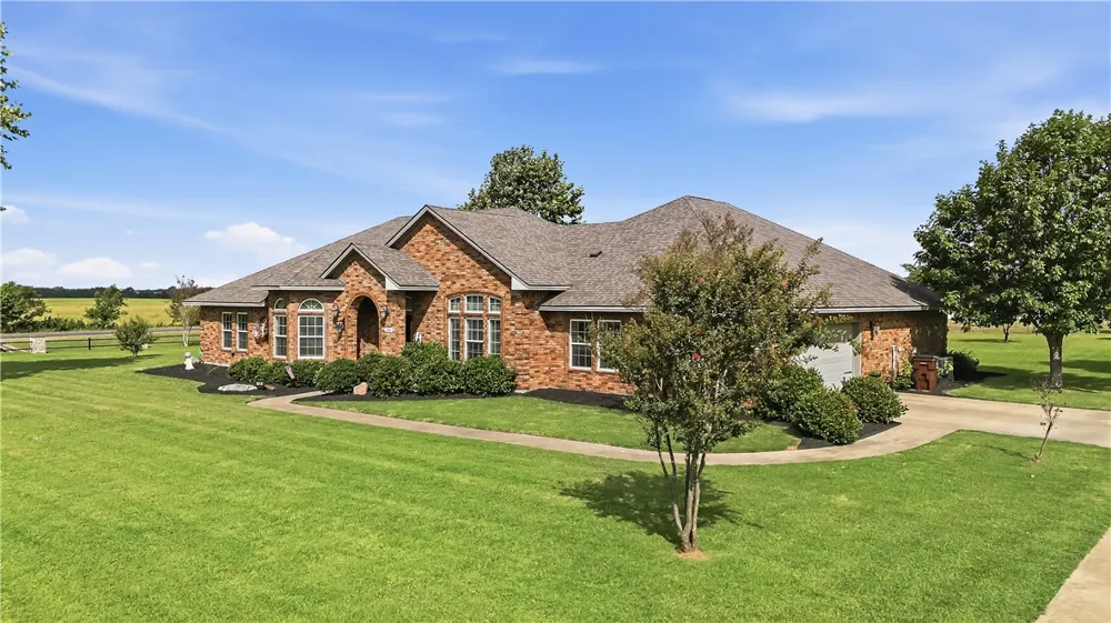135 Apache Drive Franklin, TX 77856