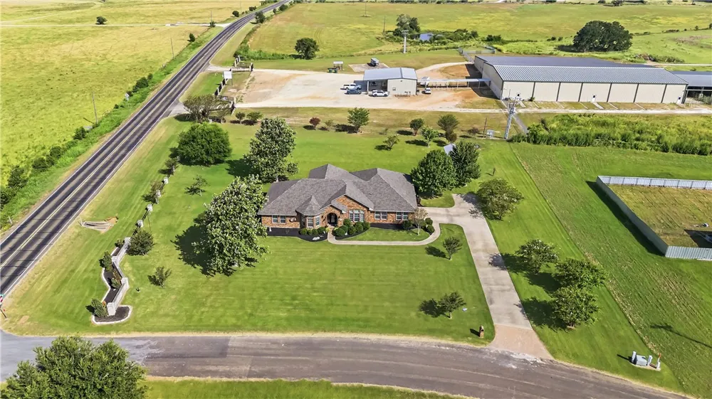 135 Apache Drive Franklin, TX 77856