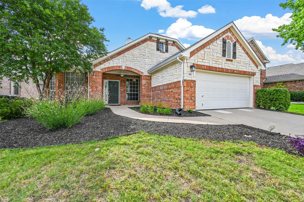 1711 Peregrine Drive Corinth, TX 76210