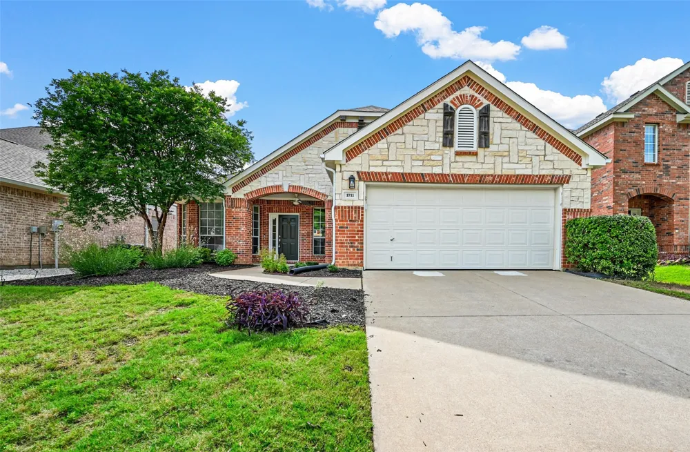 1711 Peregrine Drive Corinth, TX 76210
