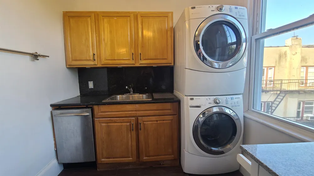 476 GREGORY AVE Weehawken, NJ 07086