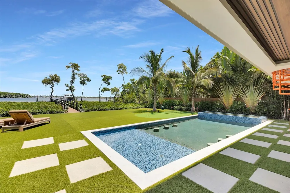 39 Mutiny Pl Key Largo, FL 33037