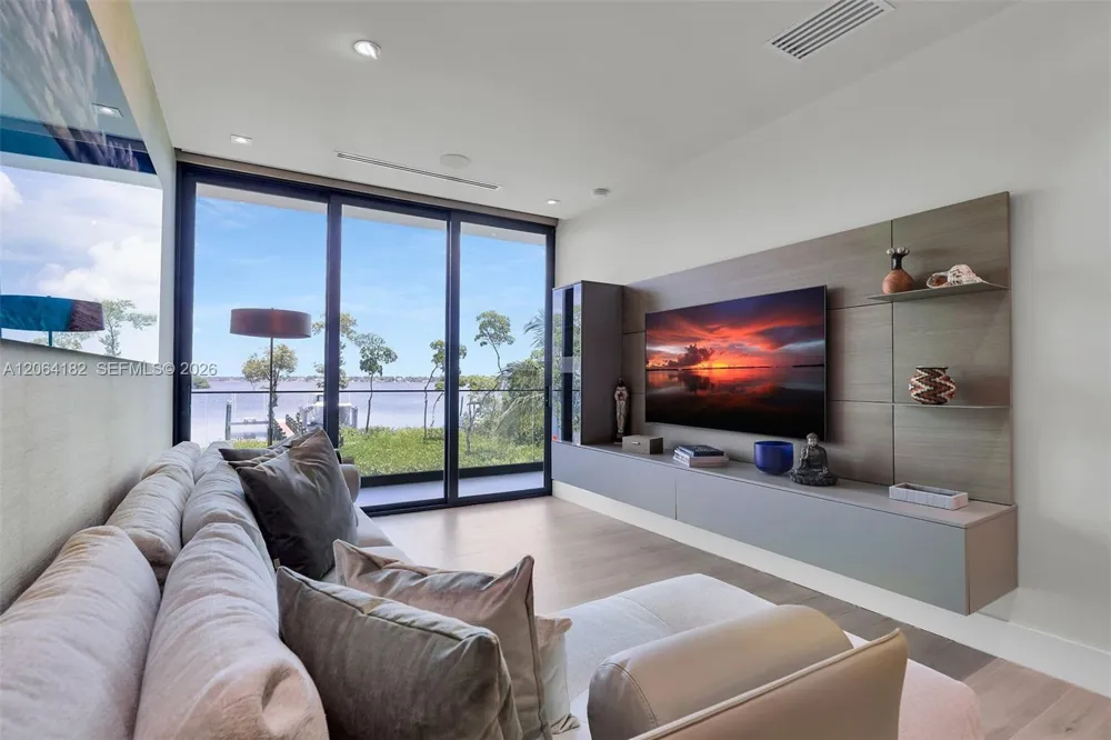 39 Mutiny Pl Key Largo, FL 33037