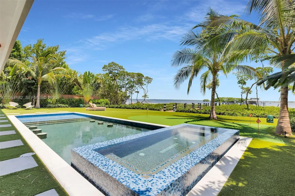39 Mutiny Pl Key Largo, FL 33037