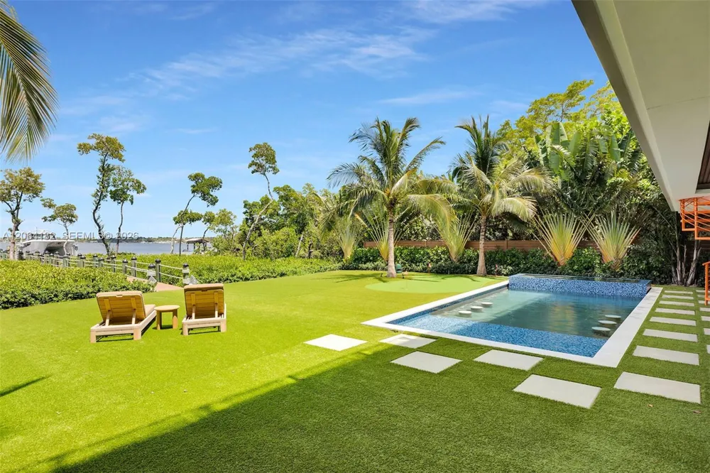 39 Mutiny Pl Key Largo, FL 33037