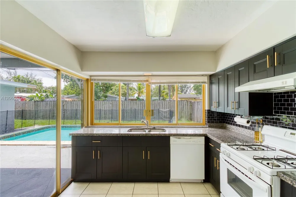 6620 NW 21st Ct Sunrise, FL 33313