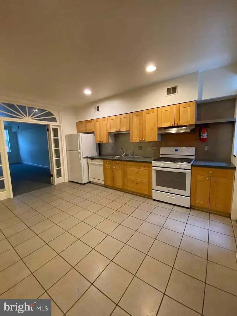 706 2ND STREET #A Philadelphia, PA 19123