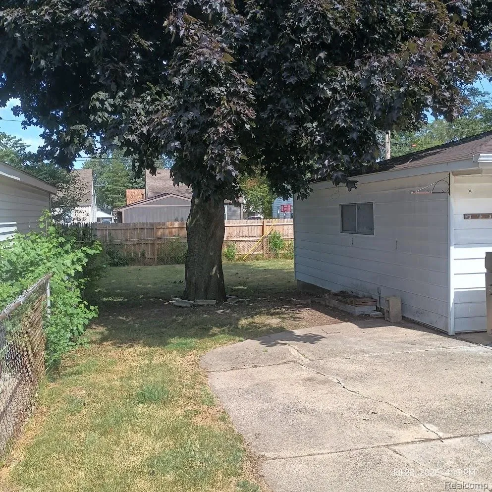 25880 Groveland Street Roseville City, MI 48066