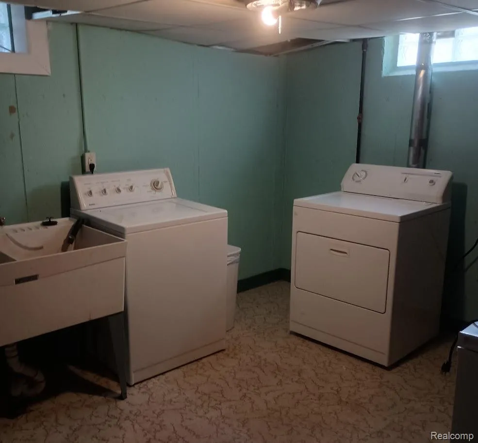 25880 Groveland Street Roseville City, MI 48066