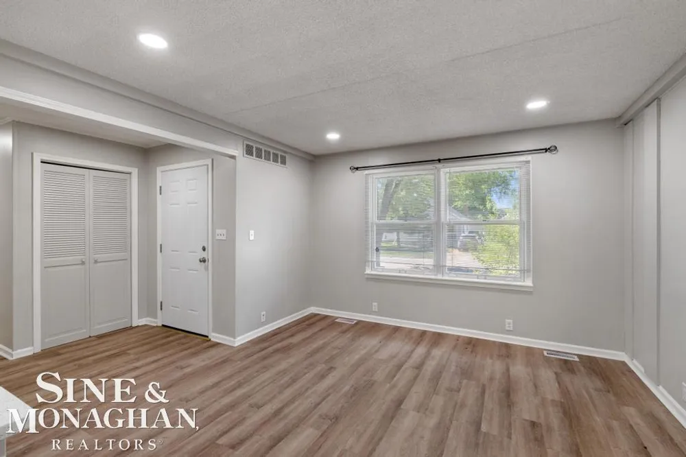 20933 Ridgemont Road Harper Woods City, MI 48225