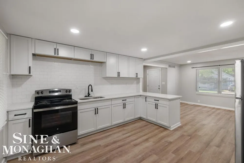 20933 Ridgemont Road Harper Woods City, MI 48225