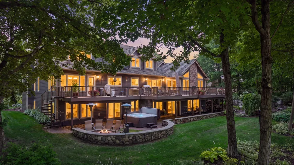 2890 Autumn Woods Drive Chaska, MN 55318