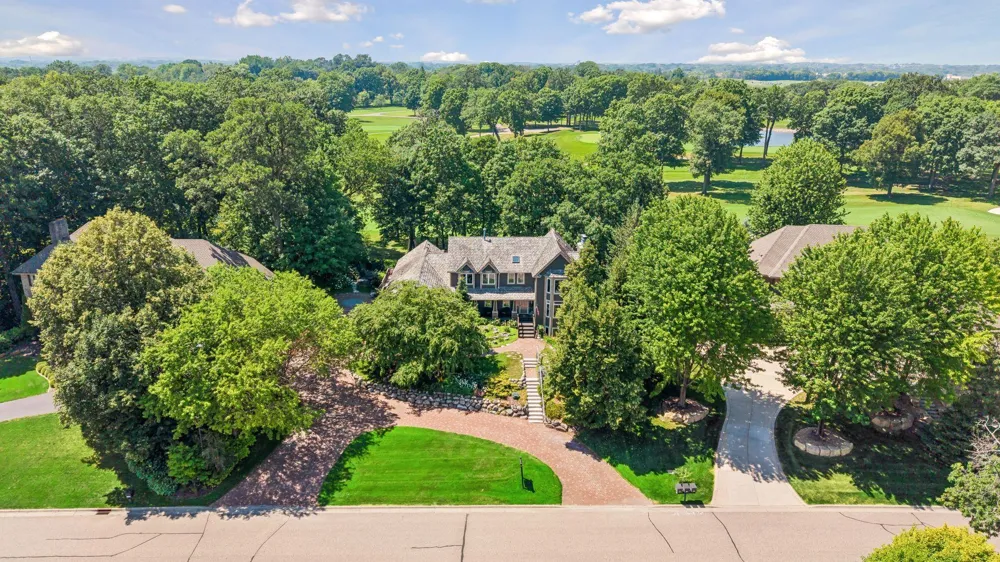 2890 Autumn Woods Drive Chaska, MN 55318