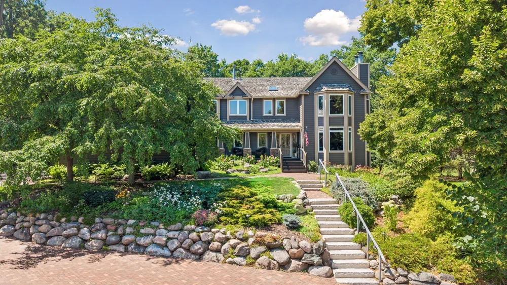 2890 Autumn Woods Drive Chaska, MN 55318