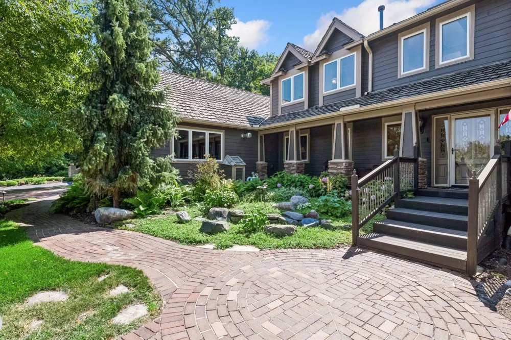 2890 Autumn Woods Drive Chaska, MN 55318