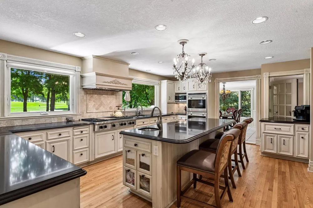 2890 Autumn Woods Drive Chaska, MN 55318