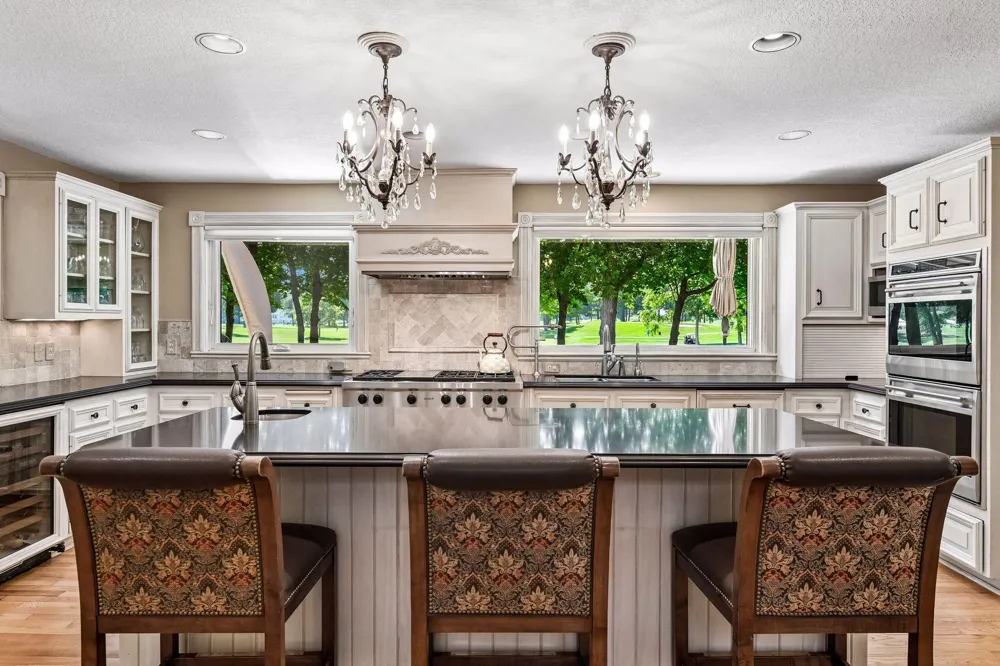 2890 Autumn Woods Drive Chaska, MN 55318