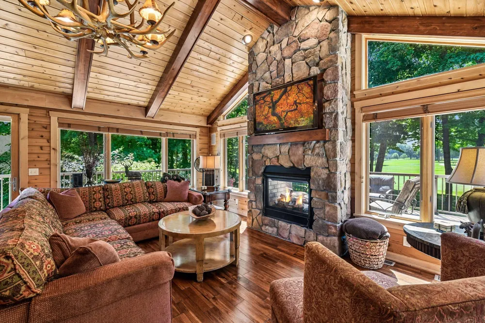 2890 Autumn Woods Drive Chaska, MN 55318