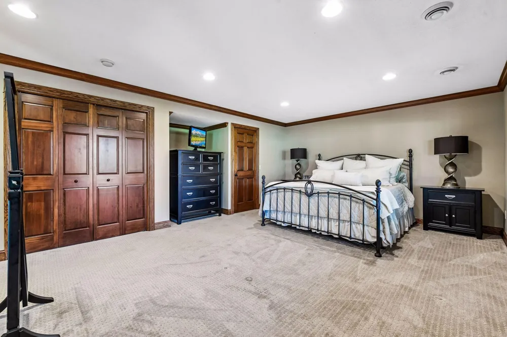 2890 Autumn Woods Drive Chaska, MN 55318