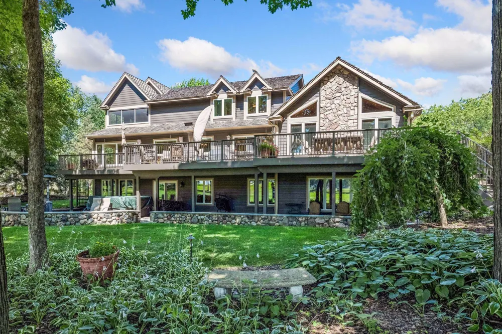 2890 Autumn Woods Drive Chaska, MN 55318