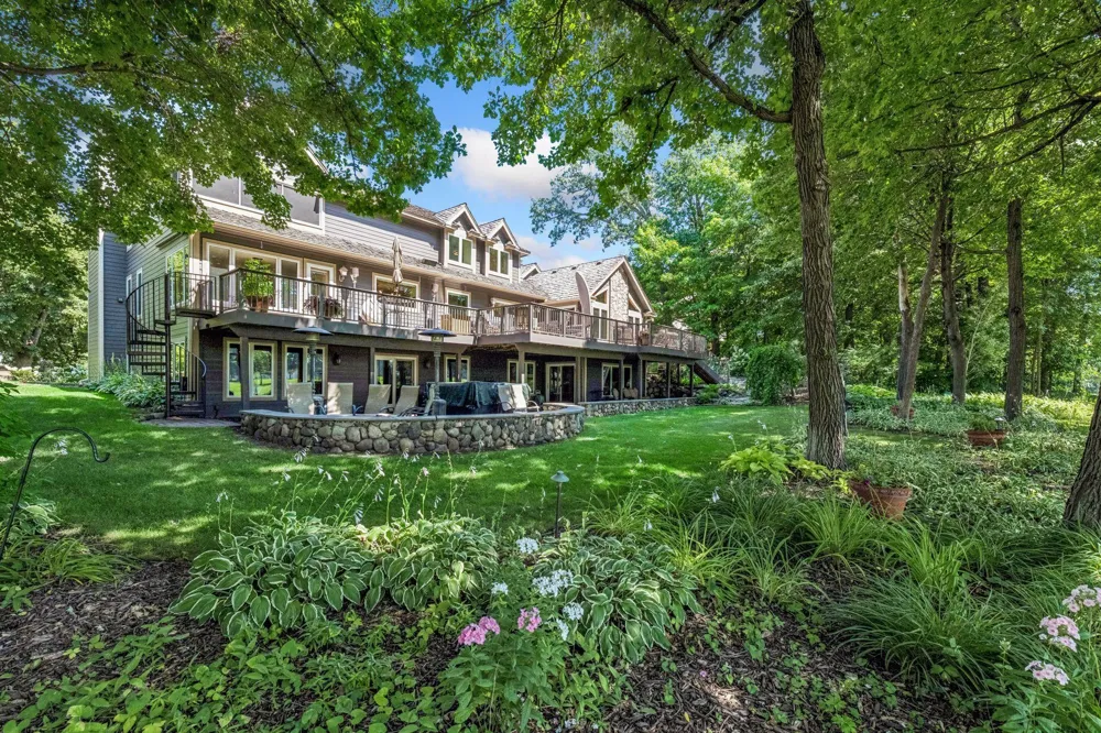 2890 Autumn Woods Drive Chaska, MN 55318