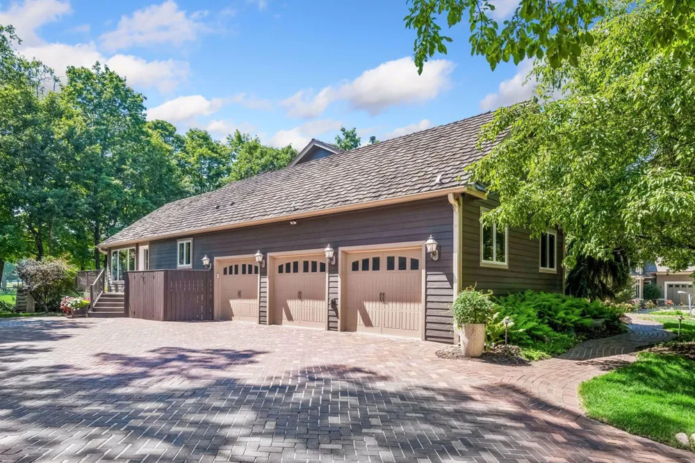 2890 Autumn Woods Drive Chaska, MN 55318