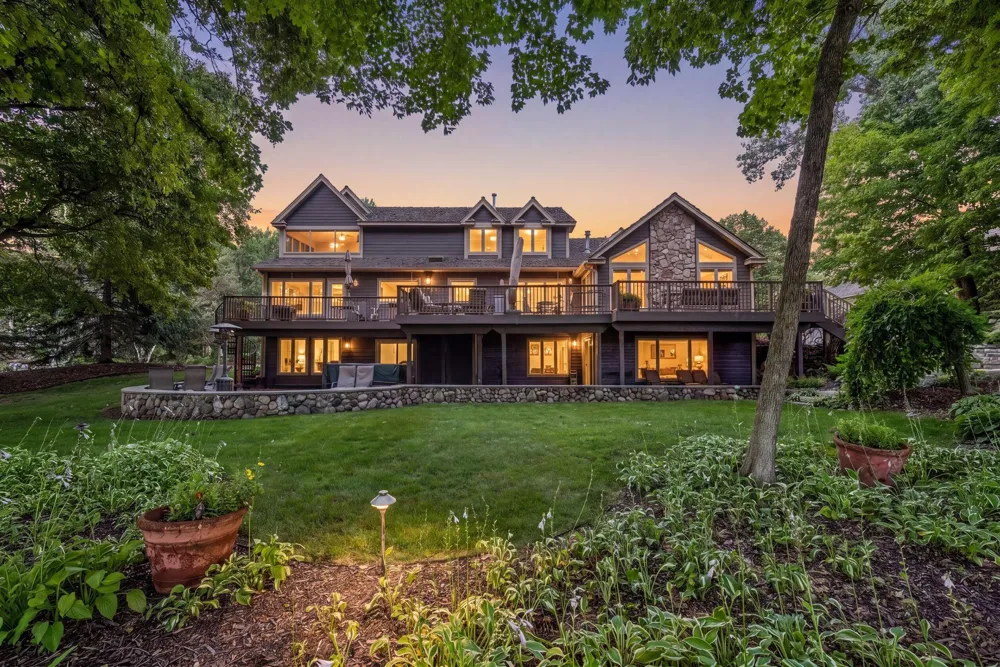 2890 Autumn Woods Drive Chaska, MN 55318