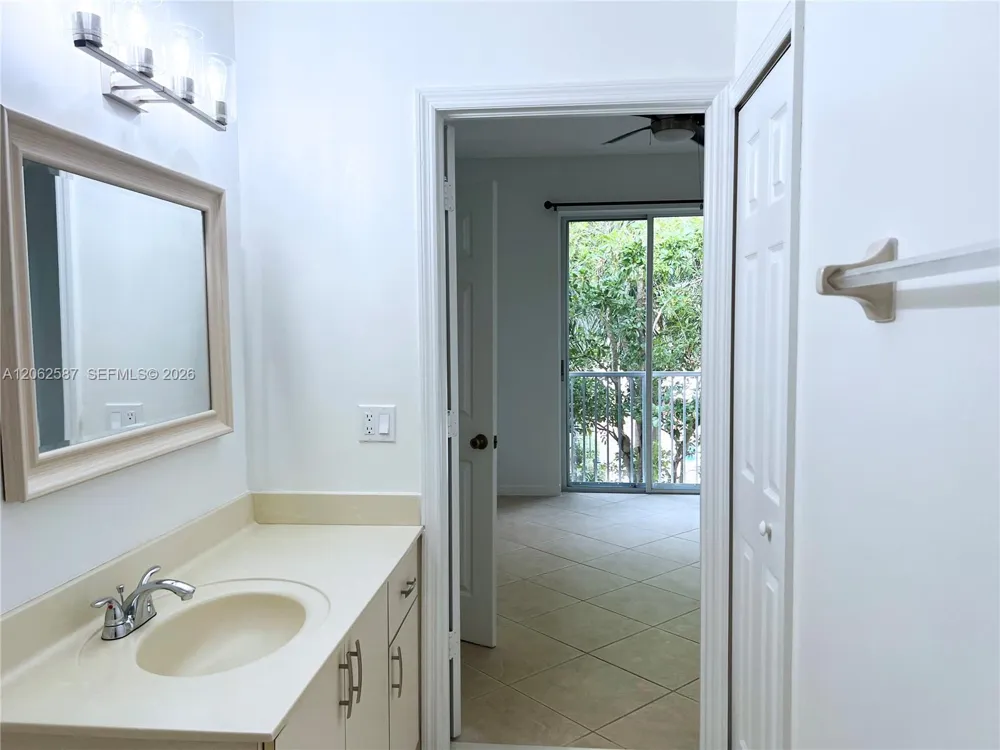7085 Nova Dr #330 Davie, FL 33317