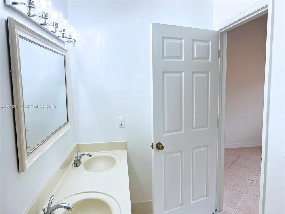 7085 Nova Dr #330 Davie, FL 33317