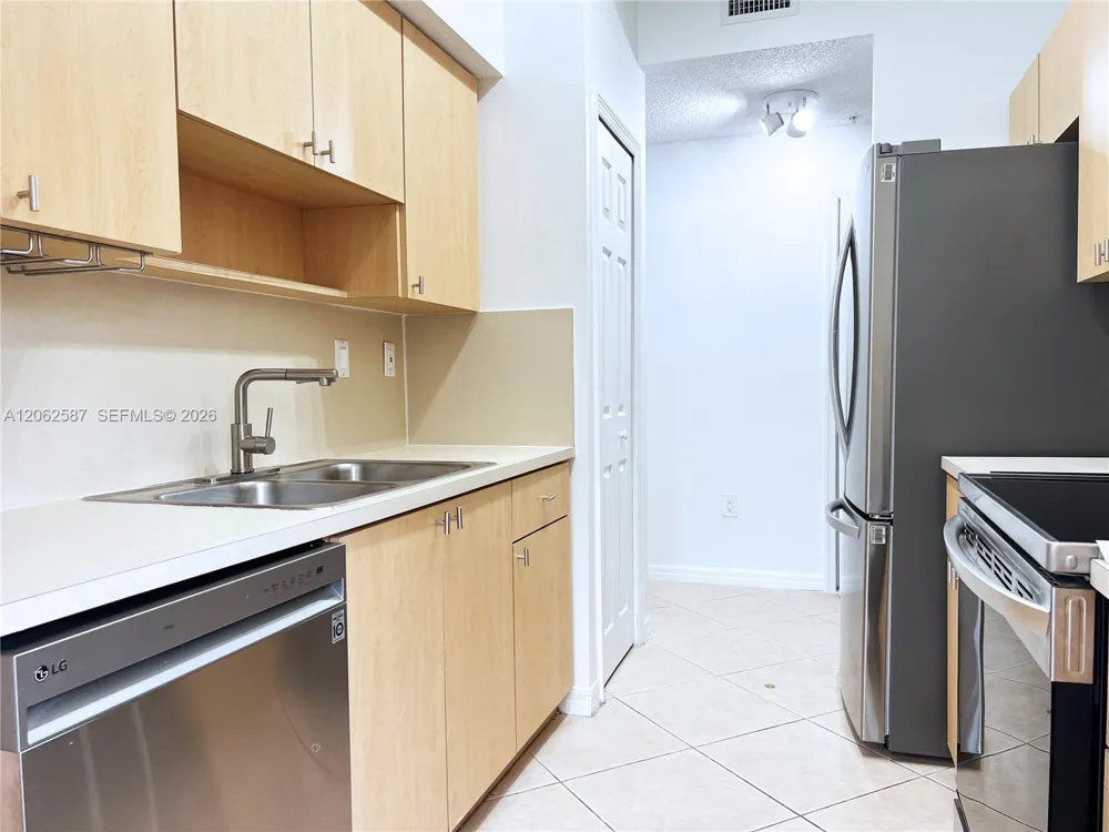 7085 Nova Dr #330 Davie, FL 33317