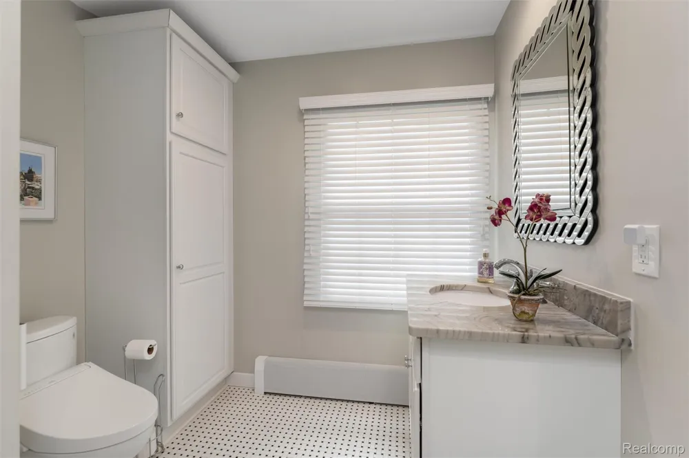 24800 Cromwell Drive Franklin Village, MI 48025
