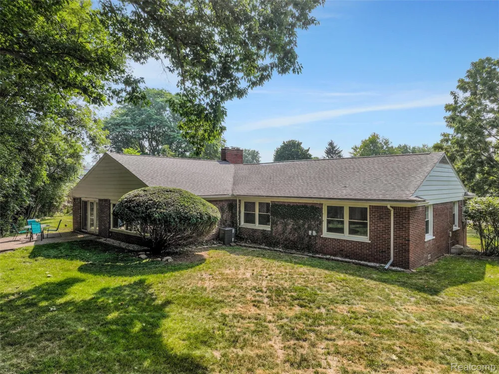 24800 Cromwell Drive Franklin Village, MI 48025