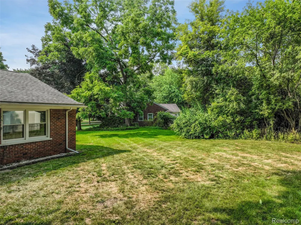24800 Cromwell Drive Franklin Village, MI 48025