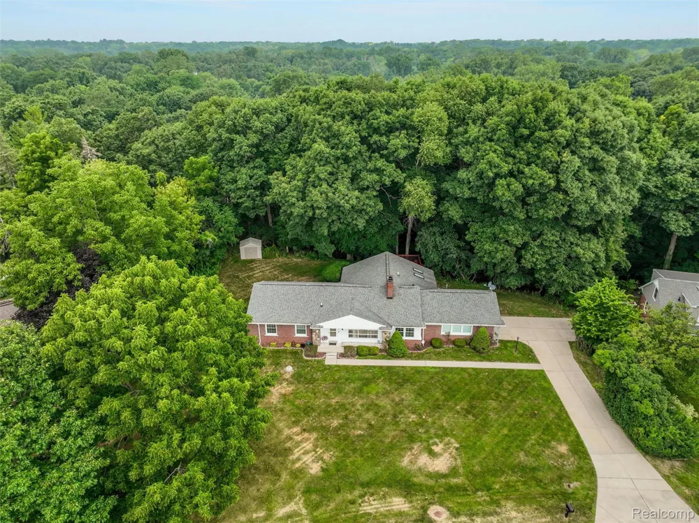 24800 Cromwell Drive Franklin Village, MI 48025