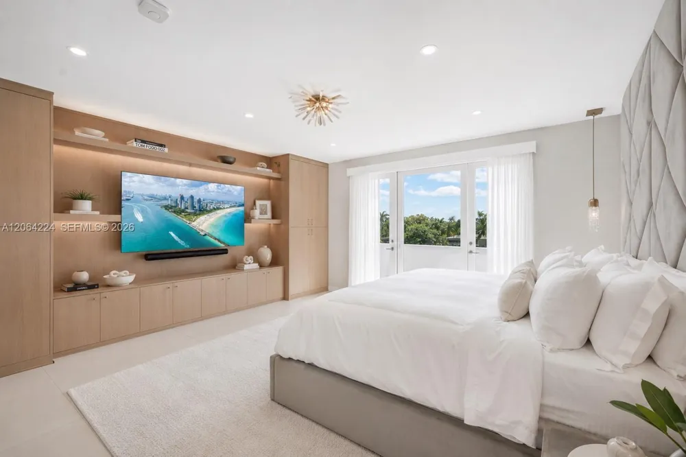 6203 Laguna Path N Miami Beach, FL 33141