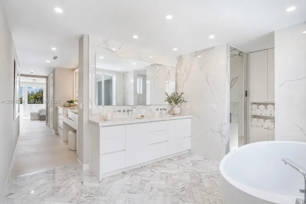 6203 Laguna Path N Miami Beach, FL 33141