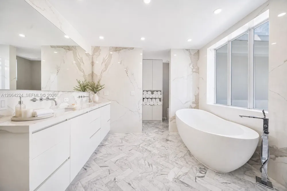 6203 Laguna Path N Miami Beach, FL 33141